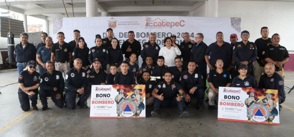 Reconocen trabajo de bomberos y rescatistas de Ecatepec; les entregan bono de 10 mil pesos a 150